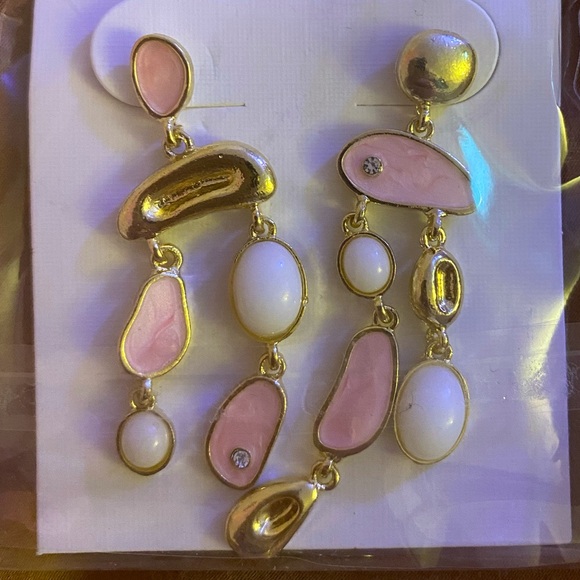 Jewelry - NWT Mismatched Dangle Resin Earrings